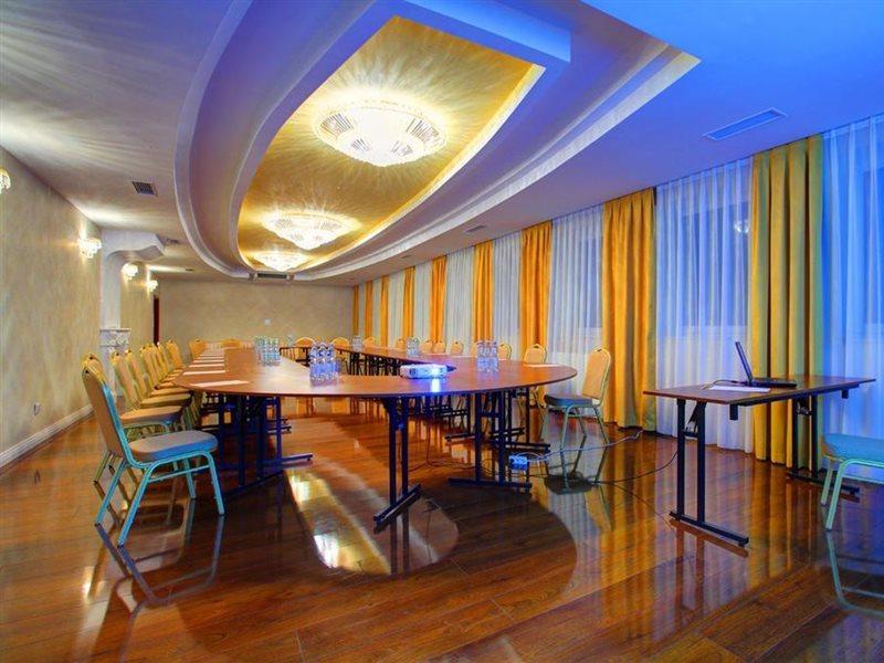 ורשה Hotel Holiday Park מראה חיצוני תמונה