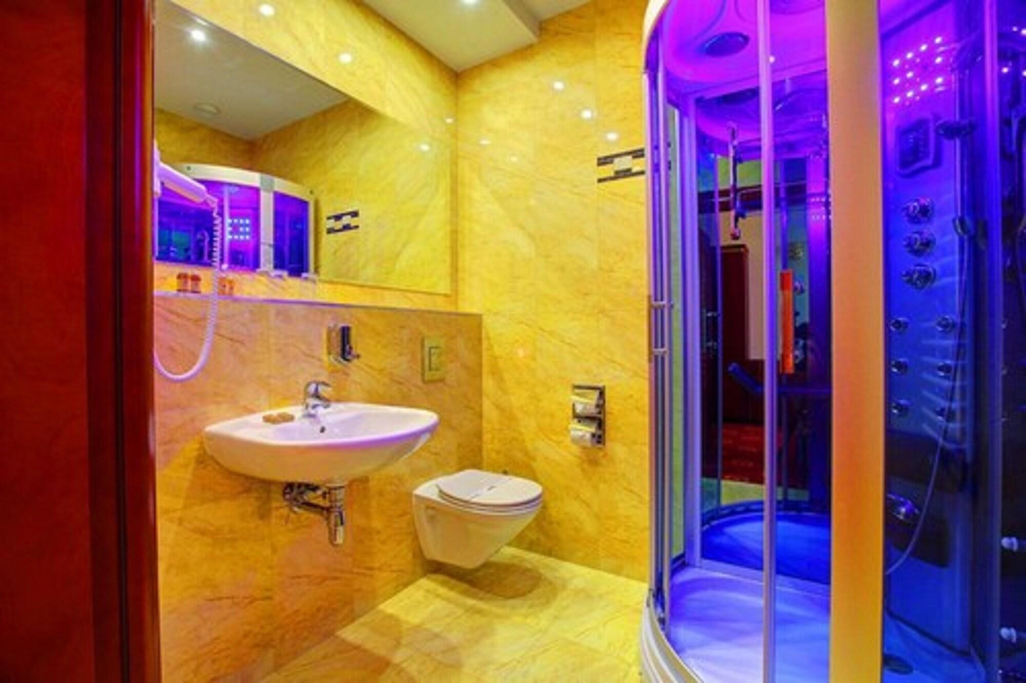 ורשה Hotel Holiday Park מראה חיצוני תמונה