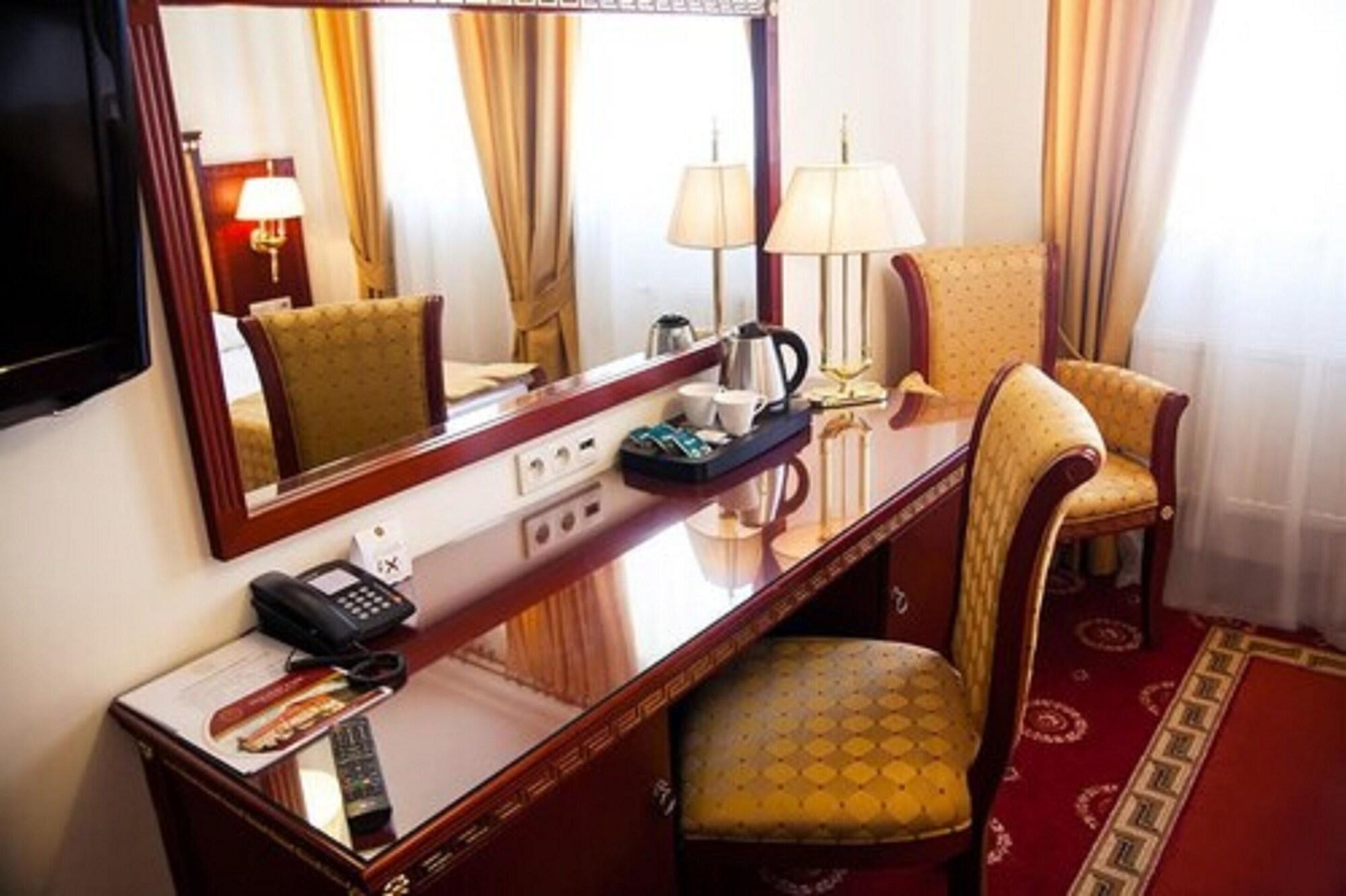 ורשה Hotel Holiday Park מראה חיצוני תמונה
