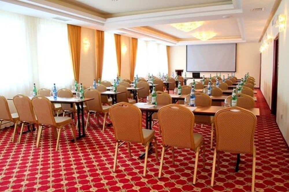 ורשה Hotel Holiday Park מראה חיצוני תמונה