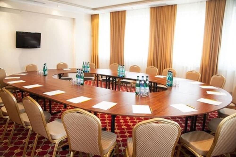 ורשה Hotel Holiday Park מראה חיצוני תמונה
