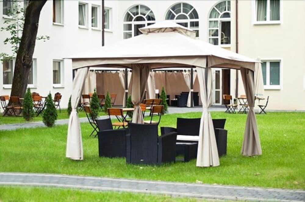 ורשה Hotel Holiday Park מראה חיצוני תמונה