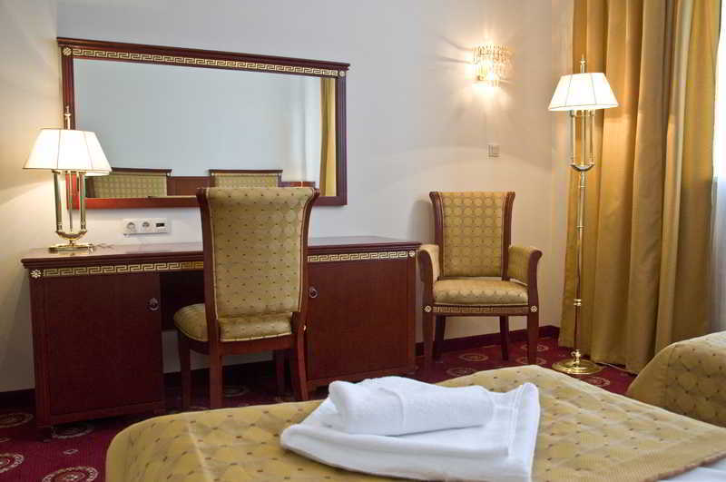 ורשה Hotel Holiday Park מראה חיצוני תמונה