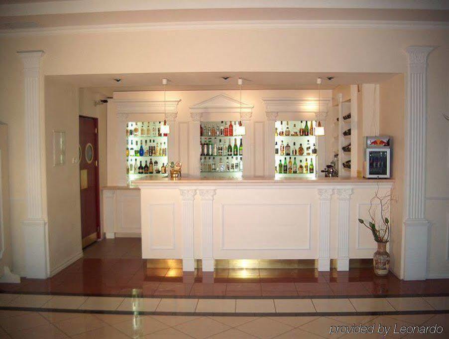 ורשה Hotel Holiday Park מראה חיצוני תמונה