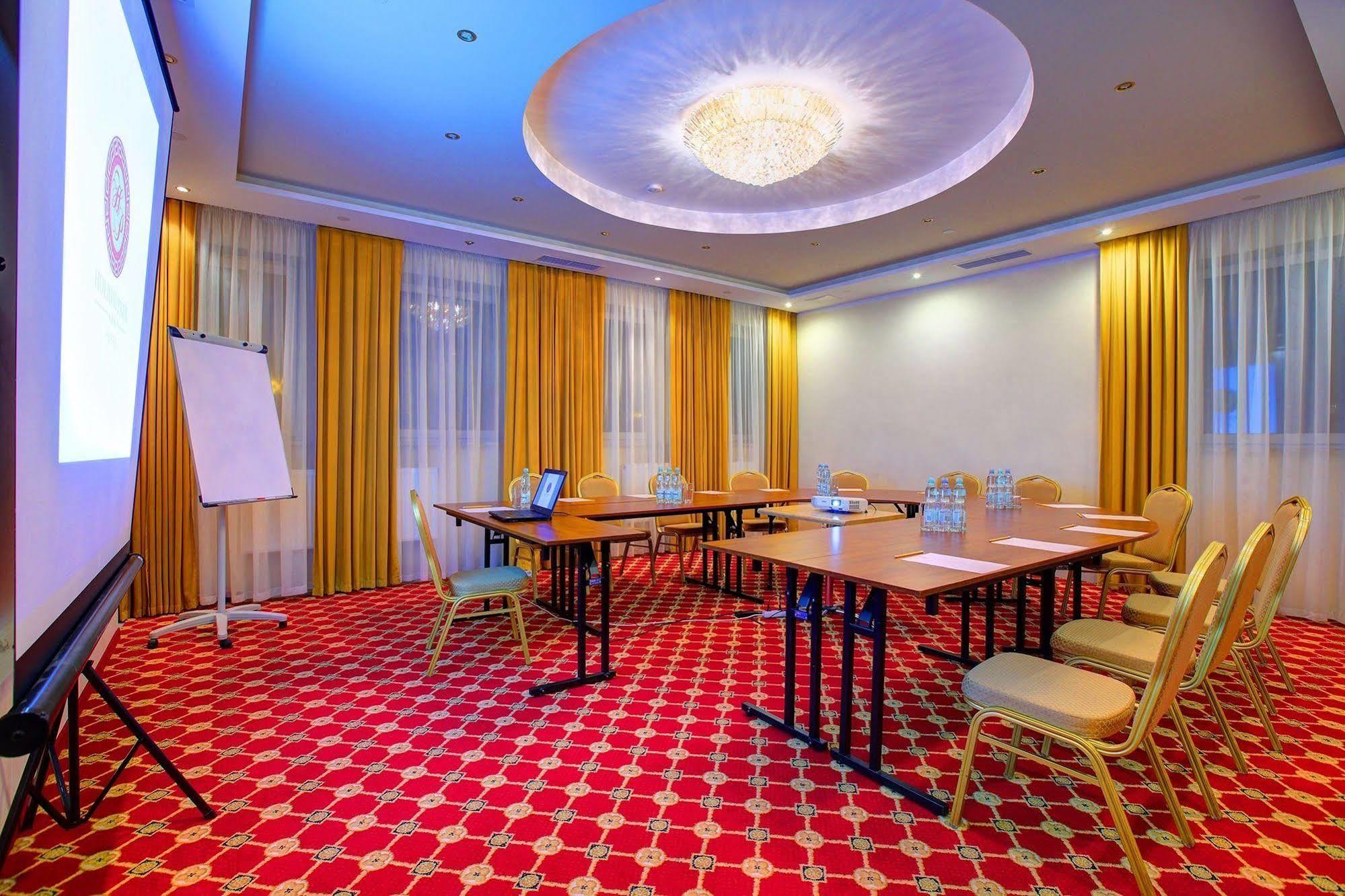 ורשה Hotel Holiday Park מראה חיצוני תמונה